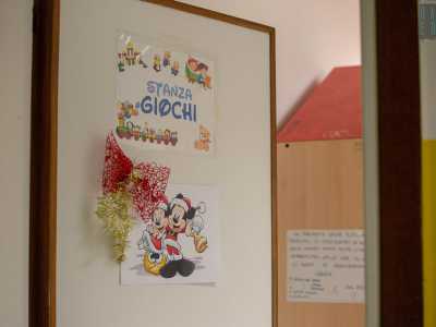 Avanziamo fino ad arrivare in una stanza trasformata in mini-ludoteca